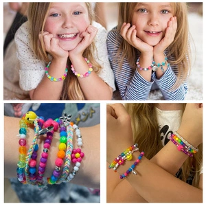 Koraliki do Bransoletek Biżuterii Literki Buźki Emoji Duży Zestaw w Walizce